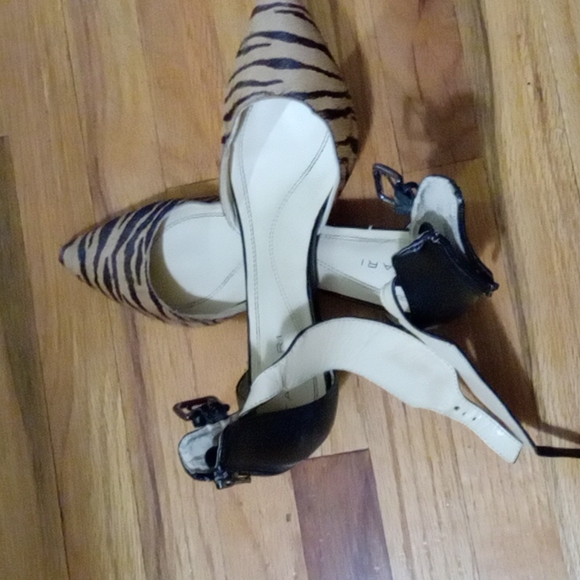 SHOE'S - Picture 3 of 4